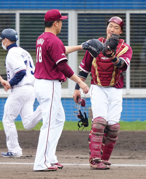 ヤクルト対楽天　1回裏終了後、楽天先発田中将（中央）とグラブタッチをかわす捕手安田（撮影・江口和貴）