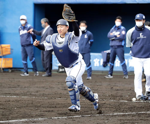 西武春季キャンプ　シートノックで三塁本塁間の挟殺プレーに走る古賀悠斗（2022年2月9日撮影）
