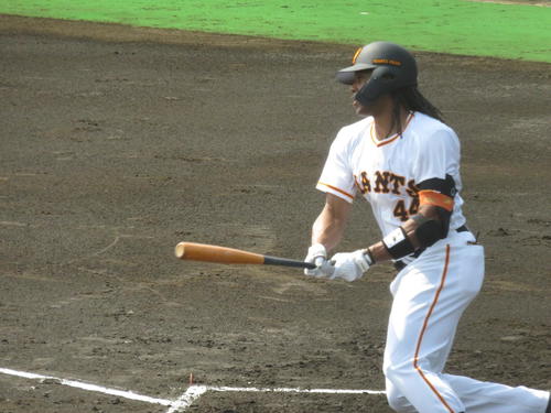 春季教育リーグ　巨人西武戦　1回無死一、二塁、来日後初打席で遊ゴロ併殺打だった巨人アダム・ウォーカー外野手