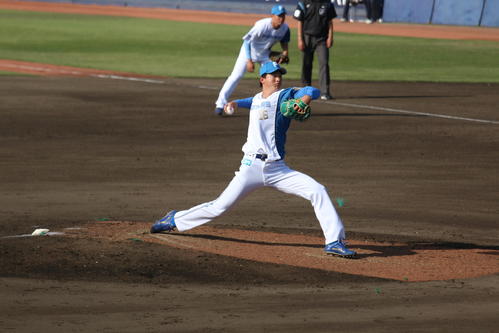 日本ハム対ヤクルト 8回にプロ初登板した日本ハム達(撮影・木下大輔)