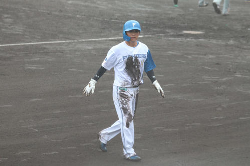 泥だらけになってベンチに戻る日本ハム上川畑（撮影・田中彩友美）