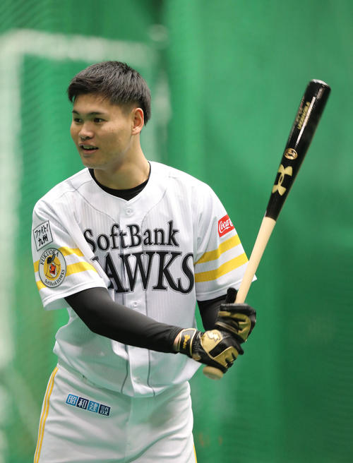 柳田悠岐のバットで打撃練習をする「柳田2世」と言われている笹川吉康（2021年2月）