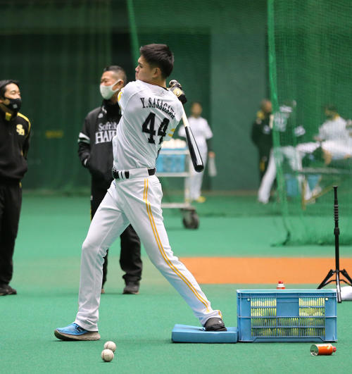 柳田悠岐のバットで打撃練習をする笹川吉康（2021年2月）