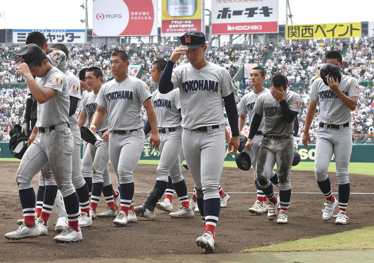 横浜対聖光学院　聖光学院に敗れ、肩を落として引き揚げる横浜ナイン（2022年8月14日）