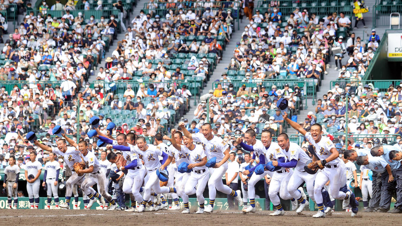 横浜対聖光学院　3－2で勝利し、大喜びで応援席に向かう聖光学院の選手たち（2022年8月14日）