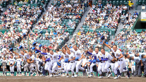 横浜対聖光学院　3－2で勝利し、大喜びで応援席に向かう聖光学院の選手たち（2022年8月14日）