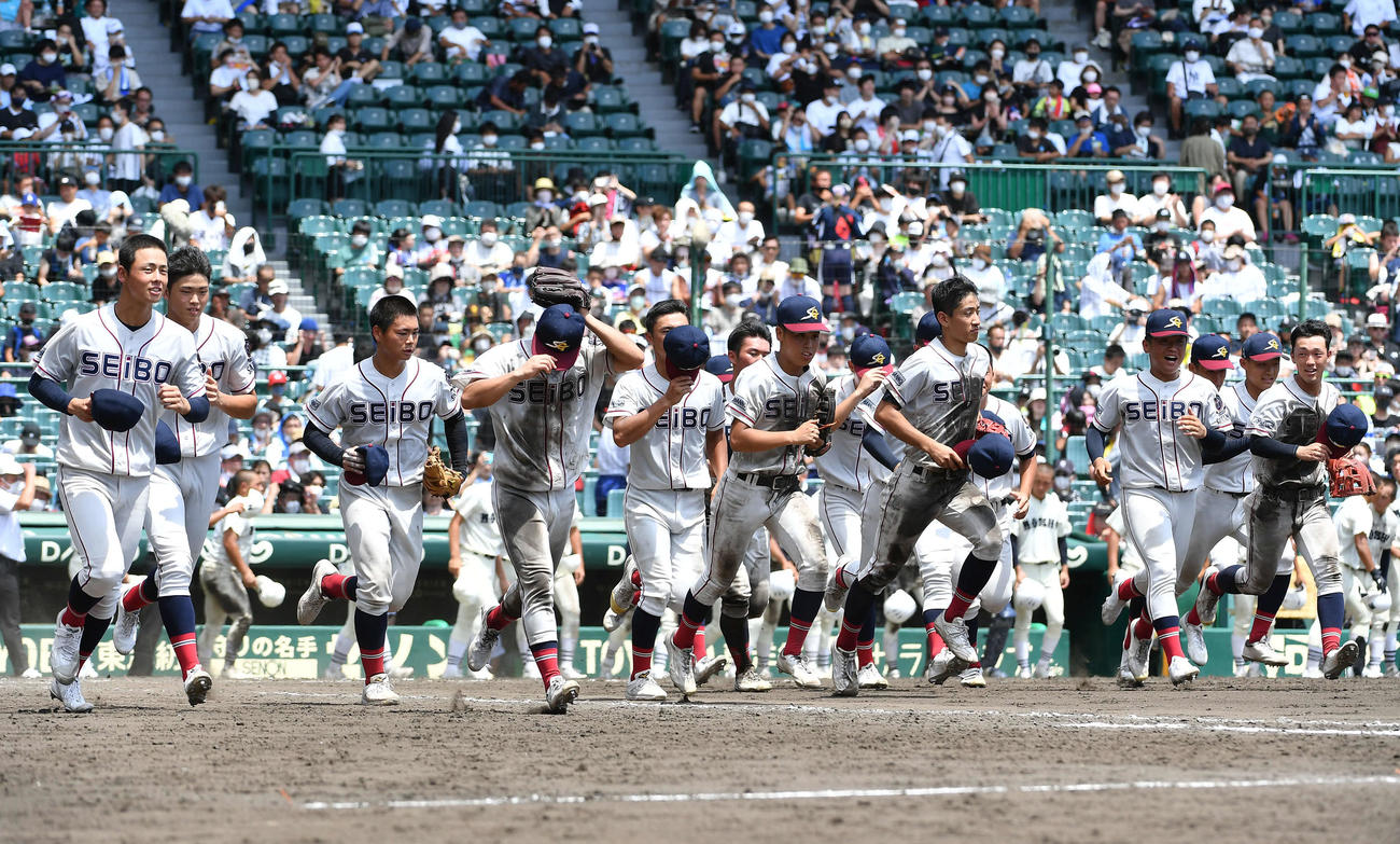 2022年8月10日、能代松陽対聖望学園　能代松陽に勝利し、駆け出す聖望学園ナイン