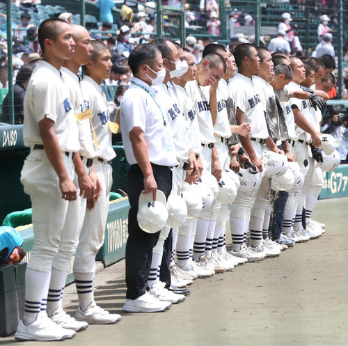 2022年8月10日、能代松陽対聖望学園　聖望学園に敗れ、悔しさを見せる能代松陽の選手たち