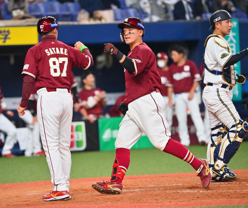 オリックス対楽天　5回表楽天2死、同点本塁打を放ち生還する楽天安田悠馬（2022年3月29日撮影）