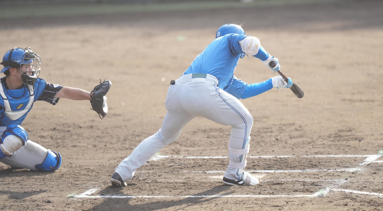 紅白戦の5回裏1死二、三塁、清宮はスクイズに失敗し、三本間で三塁走者野村がアウトになる（撮影・鈴木みどり）