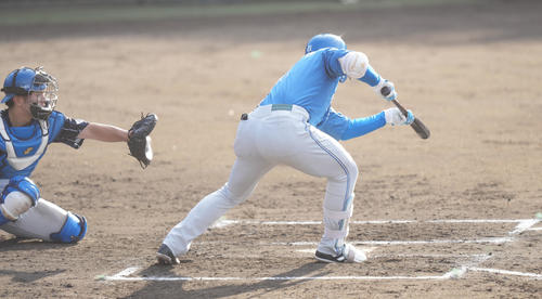 紅白戦の5回裏1死二、三塁、清宮はスクイズに失敗し、三本間で三塁走者野村がアウトになる（撮影・鈴木みどり）