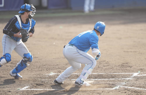 紅白戦の5回裏1死二、三塁、清宮はスクイズに失敗し、三本間で三塁走者野村がアウトになる（撮影・鈴木みどり）