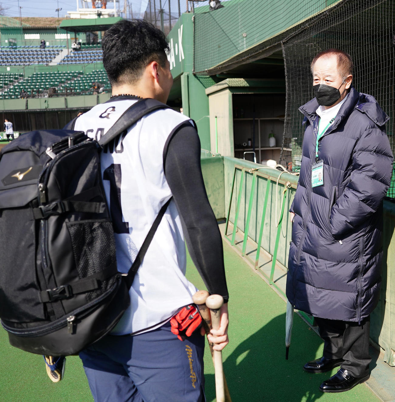 新人合同自主トレを行う巨人ドラフト1位の浅野（左）と言葉を交わす中、本紙評論家の田村氏（撮影・江口和貴）