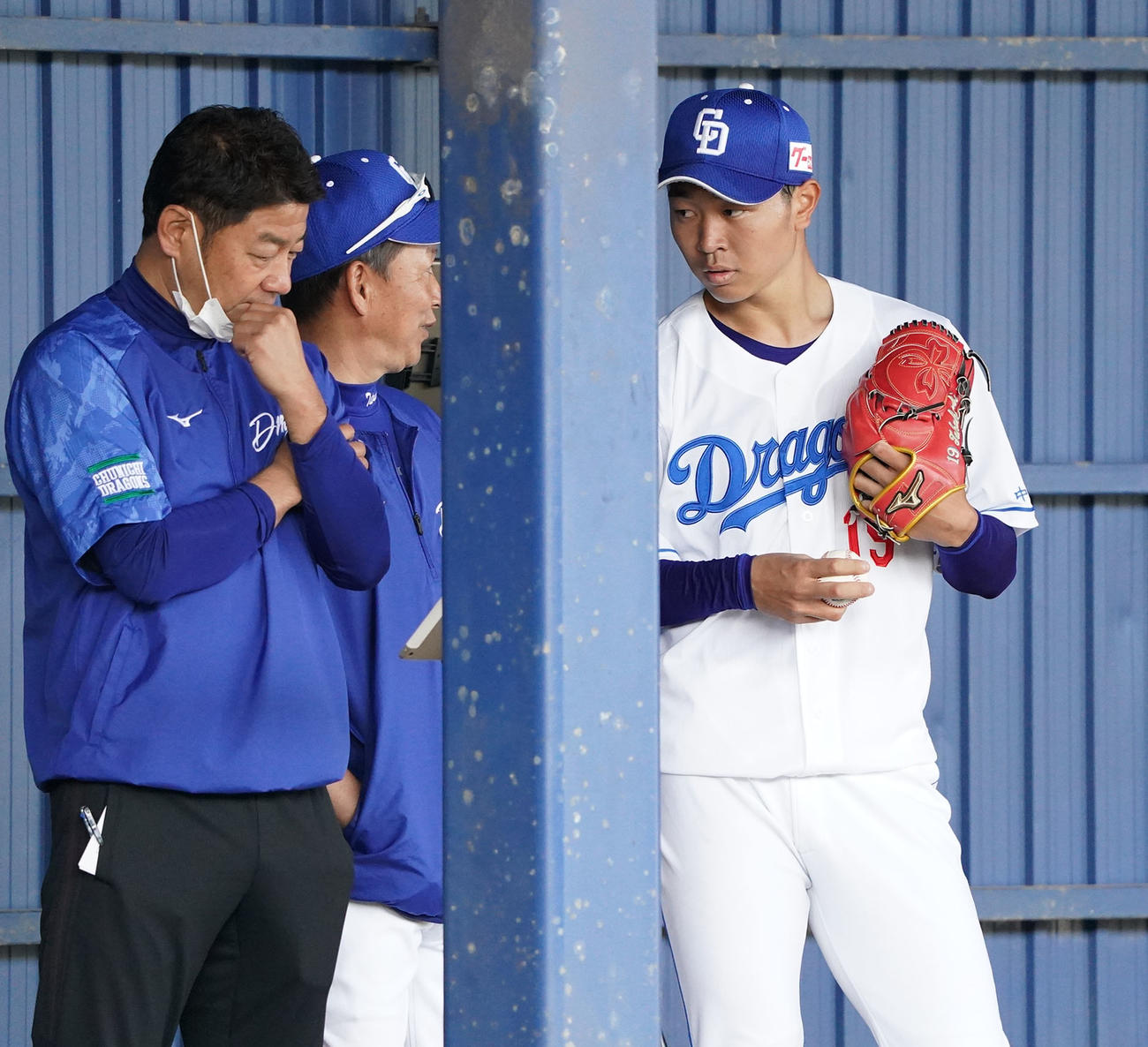 中日立浪和義監督と言葉を交わす高橋宏斗（右）（2023年2月3日撮影）
