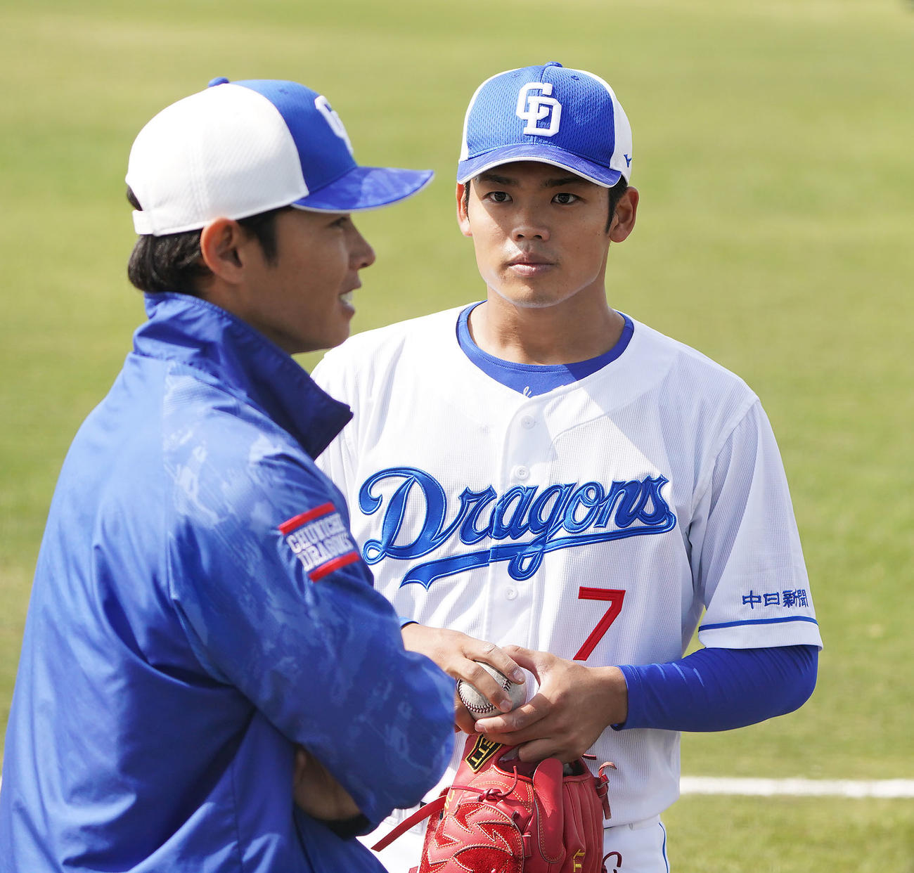 4月18日、浅尾拓也2軍投手コーチと言葉を交わす根尾昂
