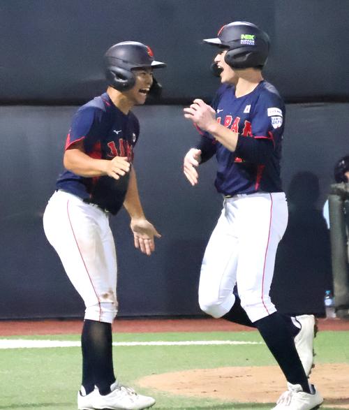 4回、敵失で生還した丸田（右）は緒方と喜ぶ（撮影・柏原誠）