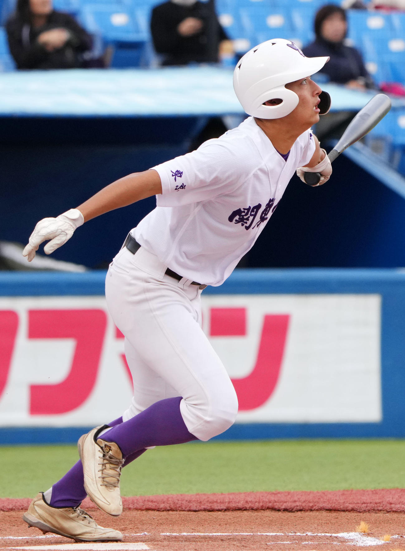 関東第一対熊本国府　6回表関東第一1死二、三塁、中犠飛を放つ熊谷（撮影・横山健太）