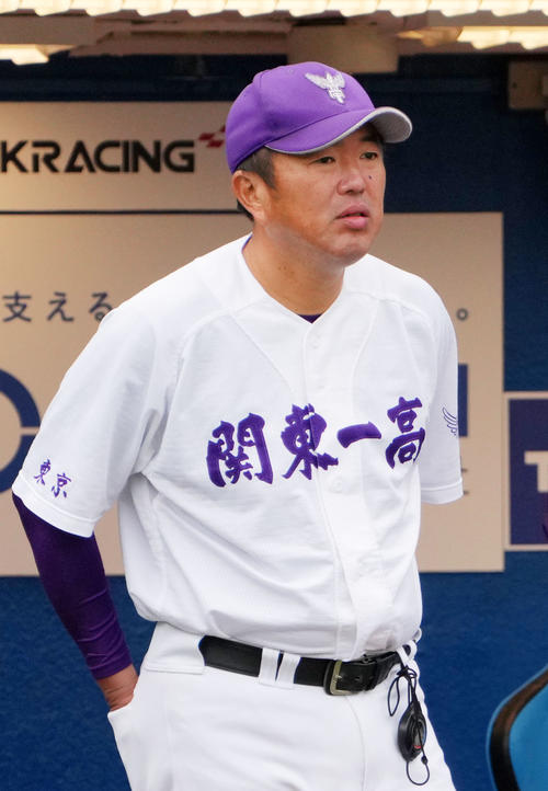 関東第一対熊本国府　試合を見つめる関東第一・米沢監督（撮影・横山健太）