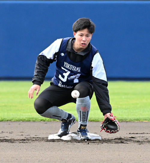1月27日、投内連係を行うオリックス横山聖哉