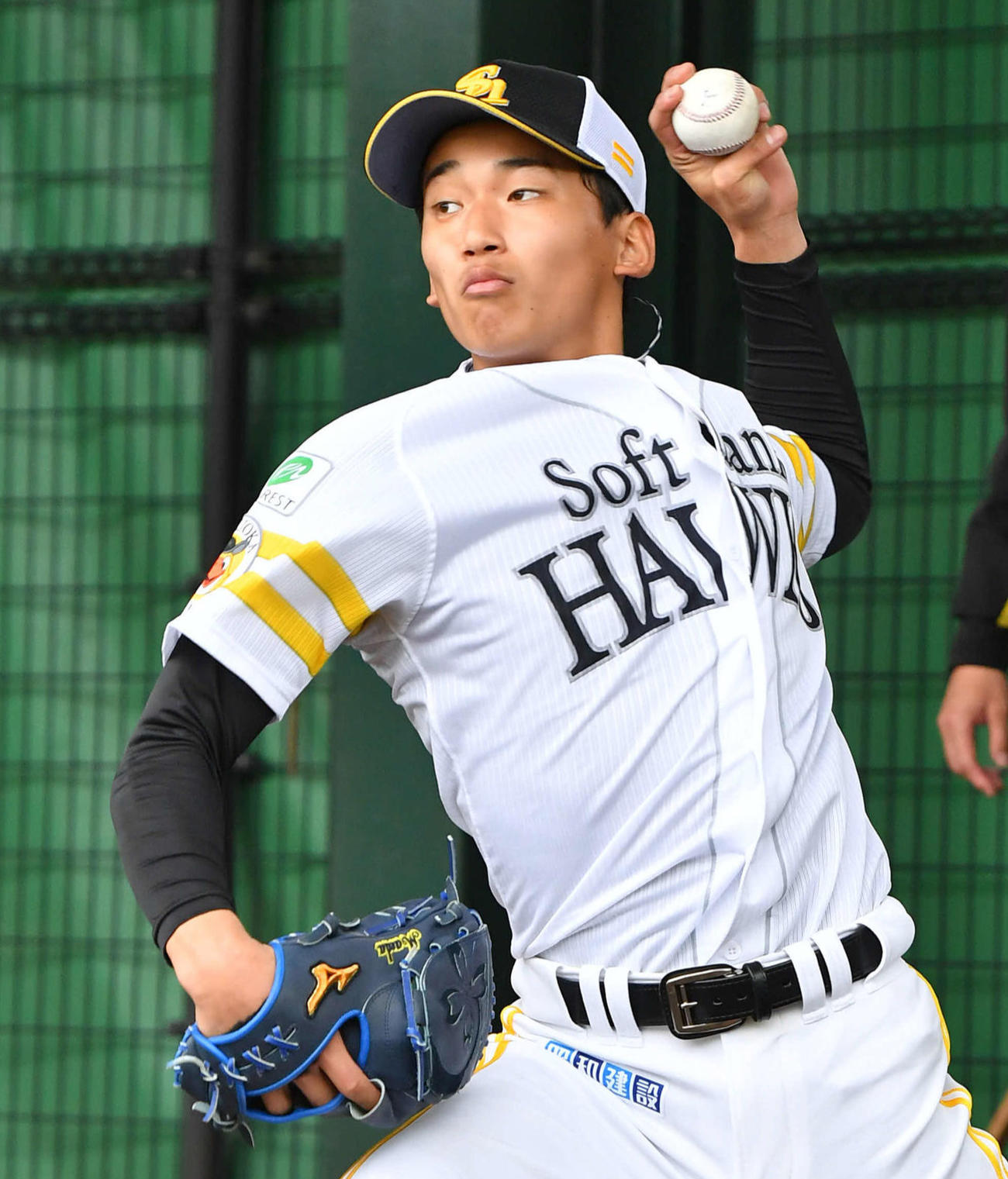 ブルペンでプロ初投球を行うソフトバンク前田悠（撮影・岩下翔太）