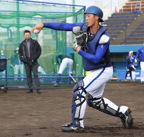 DeNA松尾（手前）（2023年2月21日撮影）