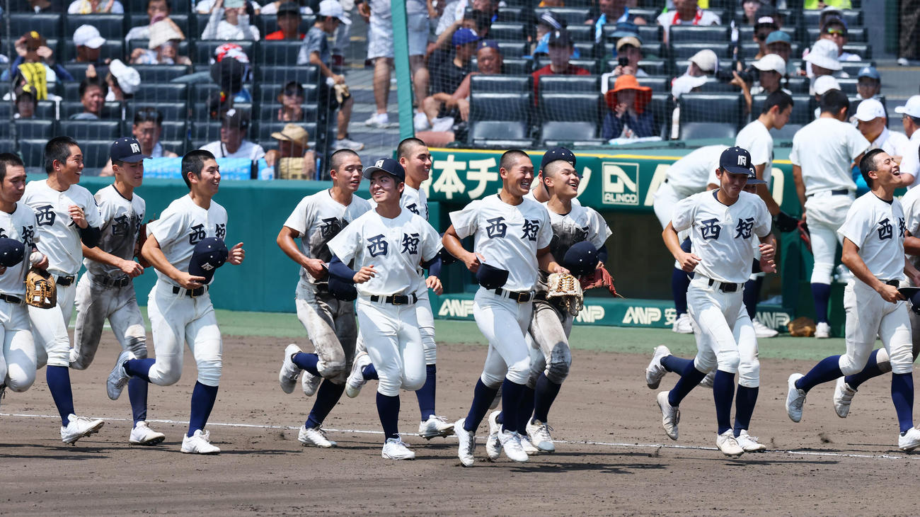 金足農対西日本短大付　金足農に勝利しアルプススタンドへあいさつに向かう西日本短大付ナイン（撮影・加藤哉）