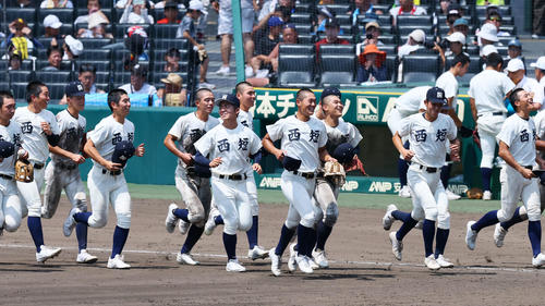 金足農対西日本短大付　金足農に勝利しアルプススタンドへあいさつに向かう西日本短大付ナイン（撮影・加藤哉）