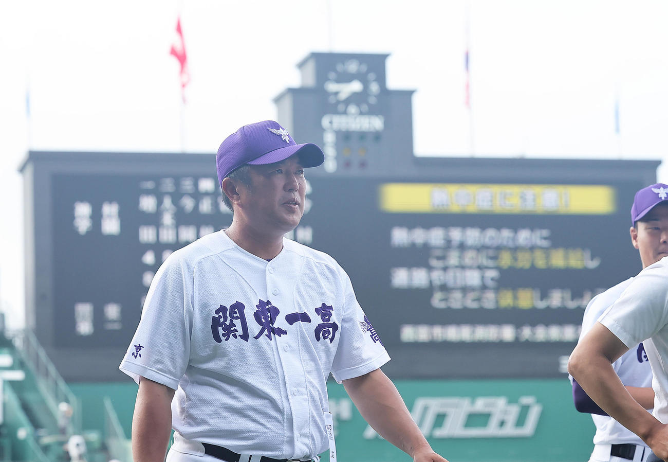神村学園対関東第一　試合に臨む関東第一・米沢監督（撮影・足立雅史）