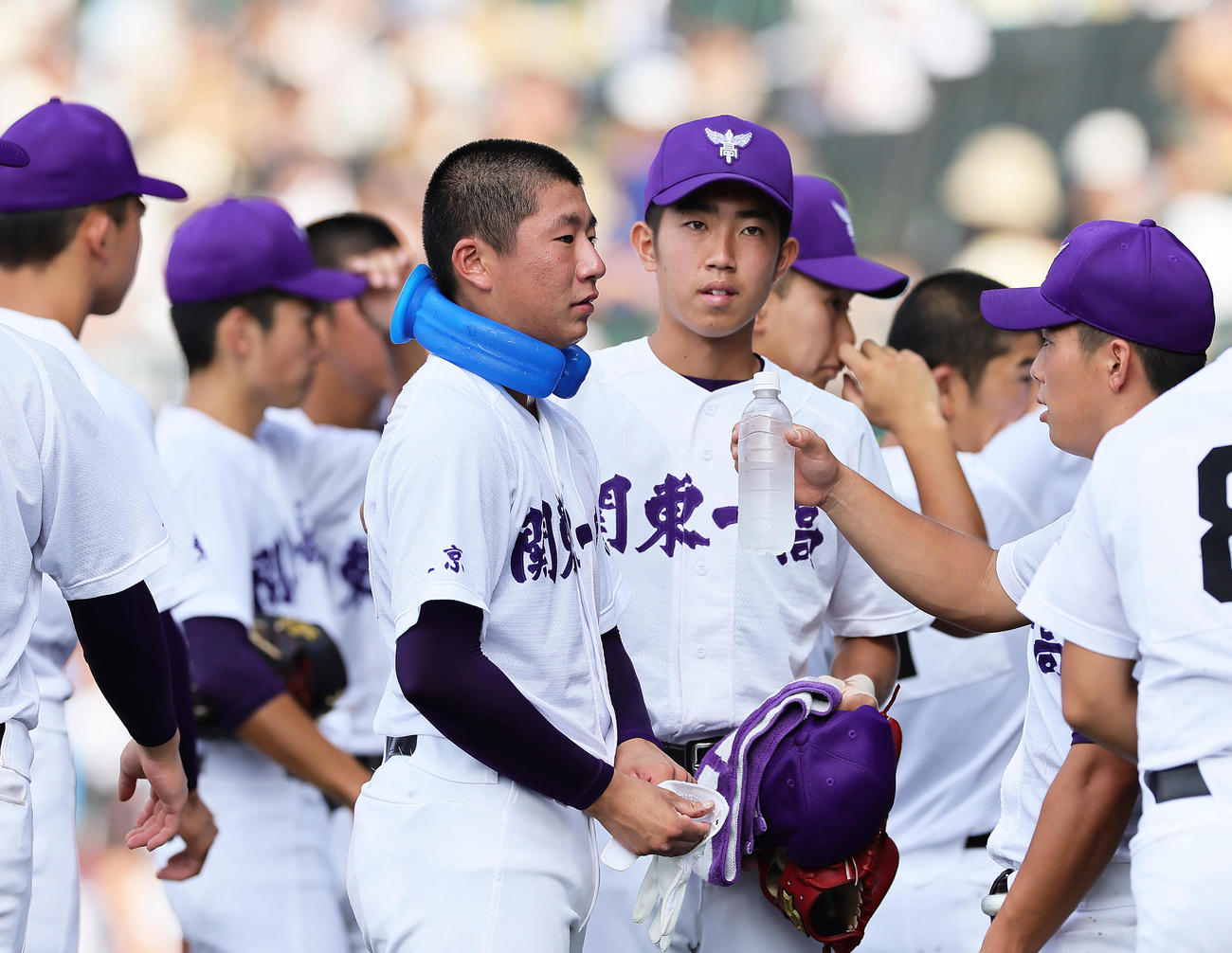 神村学園対関東第一　ベンチ前で涼をとる関東第一・大後（中央左）（撮影・足立雅史）