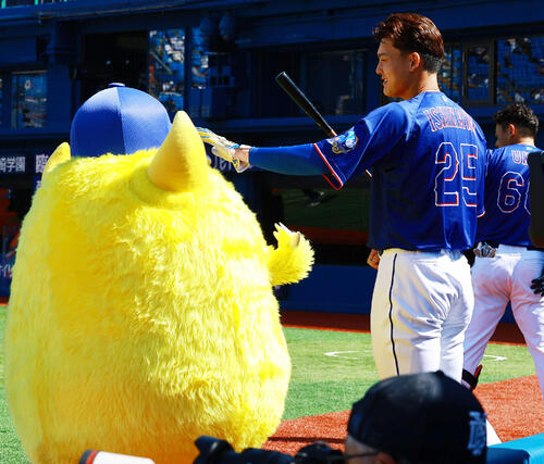 DeNAのマスコット、チャピー（左）と触れあう中日石川昂弥（2026年3月撮影）