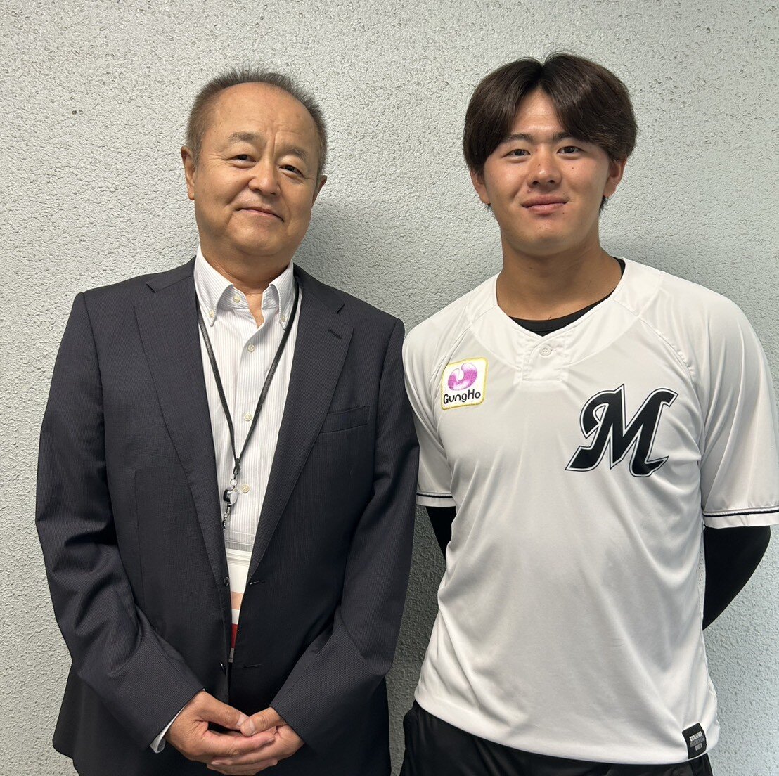 6月14日、鎌ケ谷スタジアムでの日本ハム対ロッテ戦の試合前。田村藤夫氏とロッテ坂井遼投手
