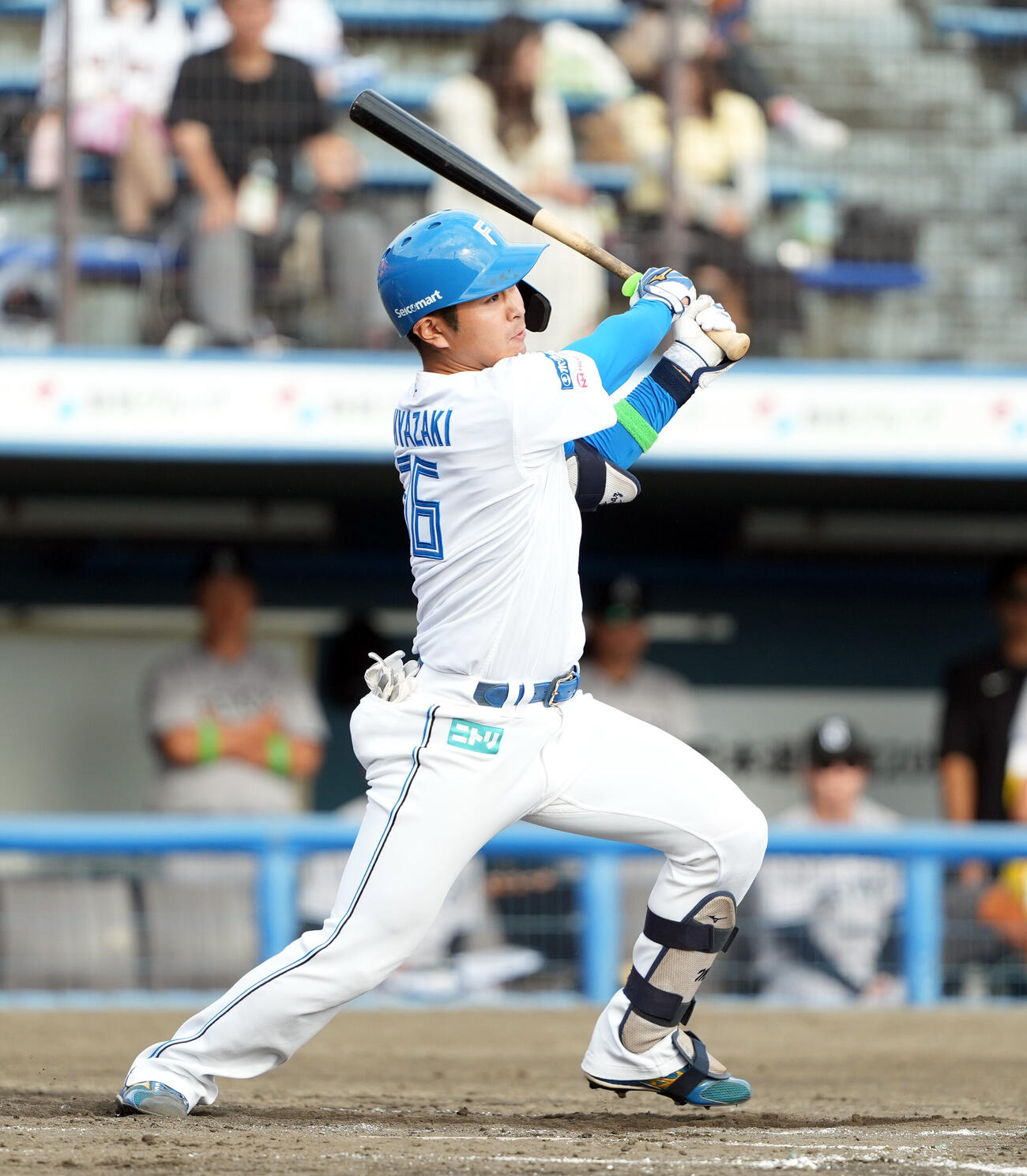 日本ハム対巨人　3回裏日本ハム2死、二塁打を放つ宮崎一樹（撮影・たえ見朱実）