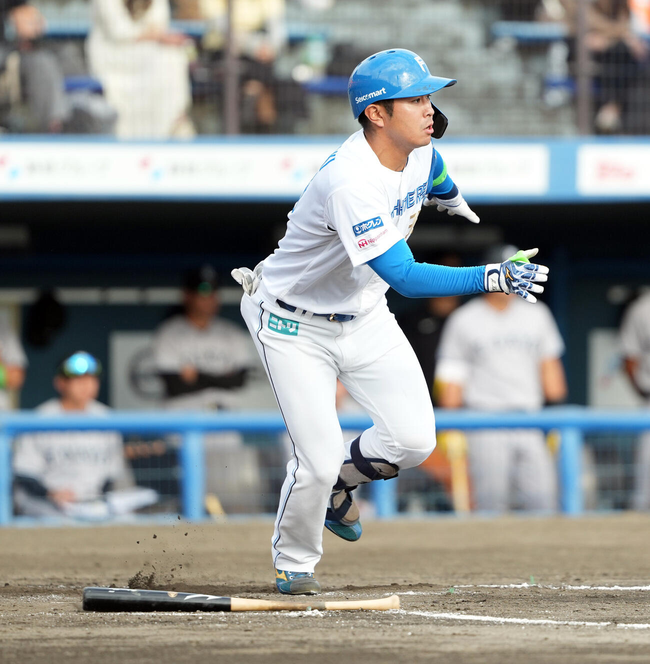 日本ハム対巨人　3回裏日本ハム2死、二塁打を放つ宮崎一樹（撮影・たえ見朱実）