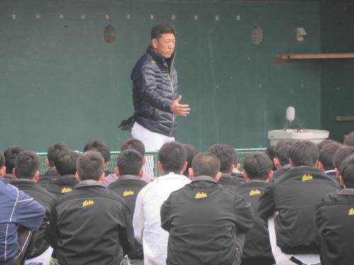 ミーティングをする上武大・谷口英規監督（２０１８年１月８日撮影）