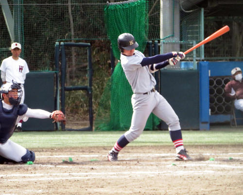 早実との練習試合で３安打２打点と活躍した慶大の新１年生の正木（撮影・久保賢吾）