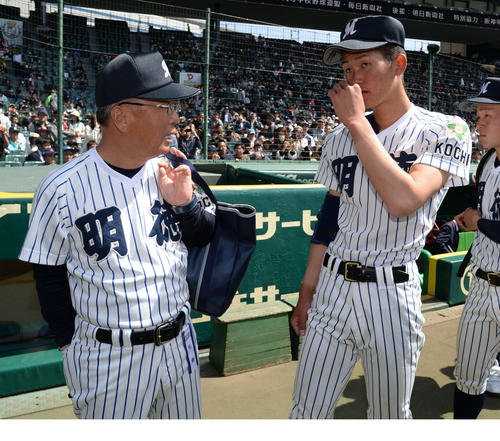 敗れた明徳義塾・馬淵史郎監督(左)は 市川悠太を慰める (2018年3月30日撮影)