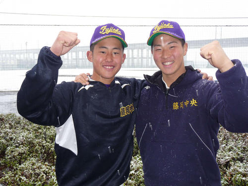 雪降る中、ガッツポーズをする藤岡中央の下田匡希外野手（左）と門馬亮投手（撮影・金子航）