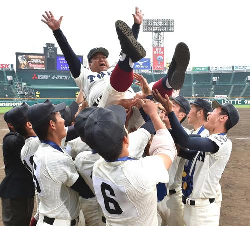 センバツ2連覇を達成しナインに胴上げされる大阪桐蔭・西谷浩一監督(2018年4月4日撮影)