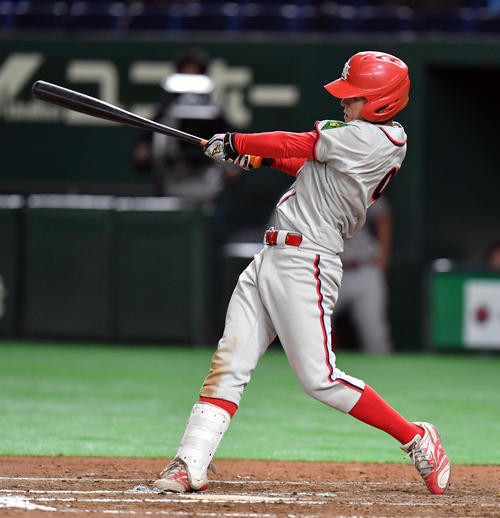 立命大対奈良学園大　７回裏奈良学園大１死、米満は右中間へソロ本塁打を放つ（撮影・滝沢徹郎）（２０１８年６月１１日）