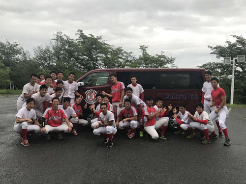 昨秋ドラフト指名されたヤクルト宮本丈内野手、村上海斗外野手から送られた車と、奈良学園大ナイン（奈良学園大野球部提供）＝２０１８年６月10日、奈良県生駒郡