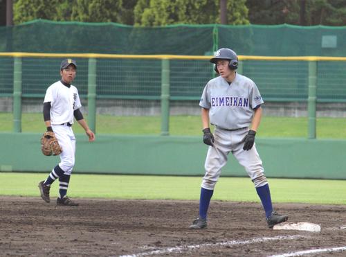 一塁ベースから監督のサインを見る穎明館・水越（撮影・久保賢吾）