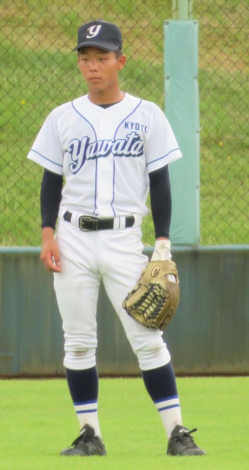 龍谷大平安対京都八幡 守備につく京都八幡・勝平駿外野手(撮影・磯綾乃)