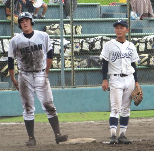 龍谷大平安対京都八幡 守備につく京都八幡・勝平大内野手(右)。左は龍谷大平安・松田憲之朗内野手