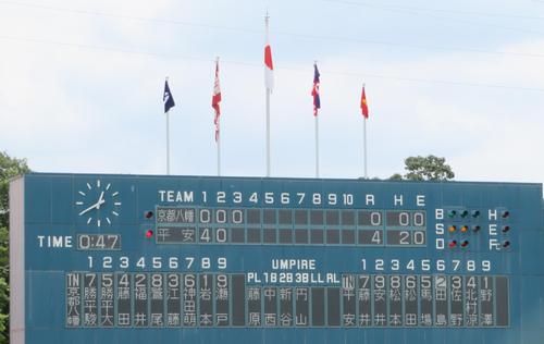 龍谷大平安対京都八幡 京都八幡・勝平駿、勝平大兄弟の名前が並ぶスコアボード(撮影・磯綾乃)