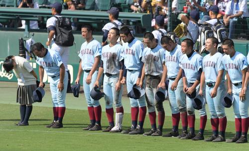 前橋育英対近大付 前橋育英に完封負けを喫し、応援席にあいさつする近大付ナイン(撮影・清水貴仁)