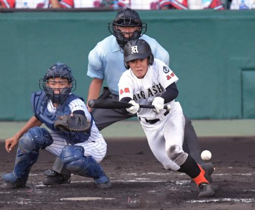 益田東対常葉大菊川　７回表益田東無死一塁、遊撃へのバント安打でチャンスを作る首藤舜己（撮影・清水貴仁）