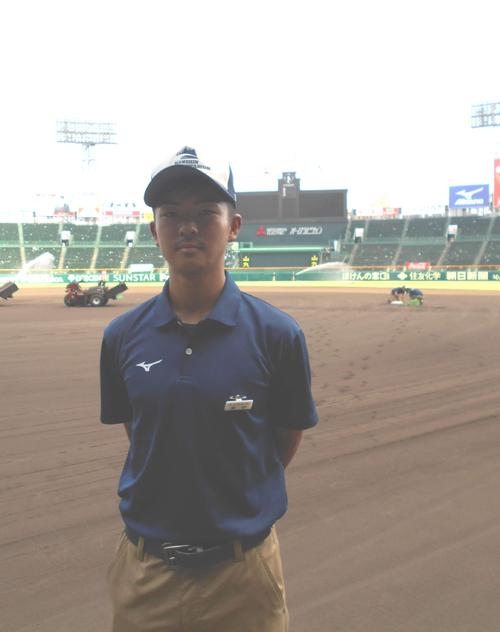 阪神園芸の新米グラウンドキーパー・柴田凌さん(21)(撮影・田口真一郎)