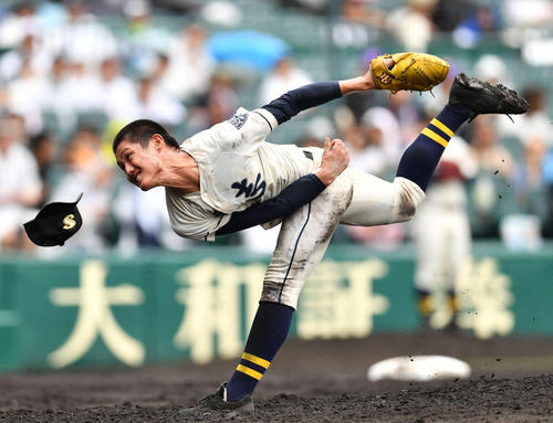 夏の甲子園で力投した創志学園・西