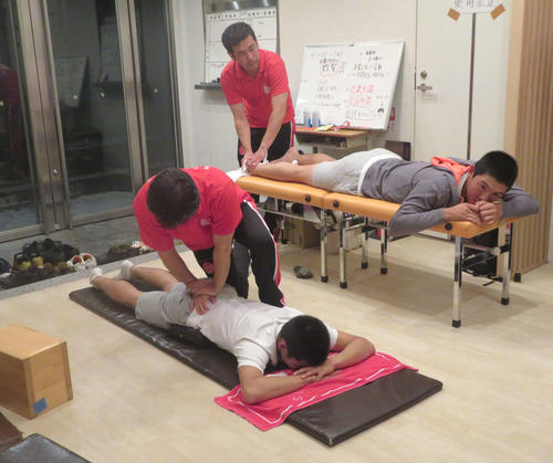 施術を行う近畿医療専門学校の小林英健理事長