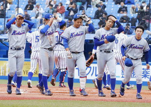 立正大にコールドで敗れ肩を落とす関西国際大ナイン（2018年11月13日撮影）